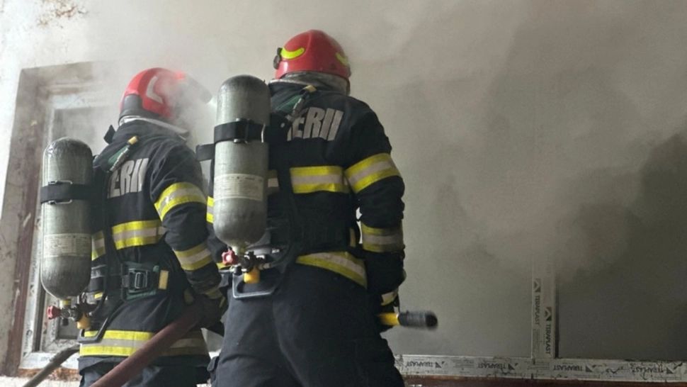 Incendiu puternic într-o casă din centrul Capitalei. Două familii cu tot cu copii s-au salvat sărind pe geam