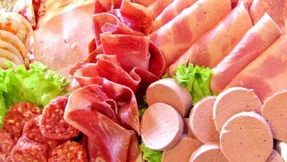 Topul celor mai toxice mezeluri pe care le mâncăm. Le-am arunca urgent dacă am știi ce sunt ingredientele de pe etichetă