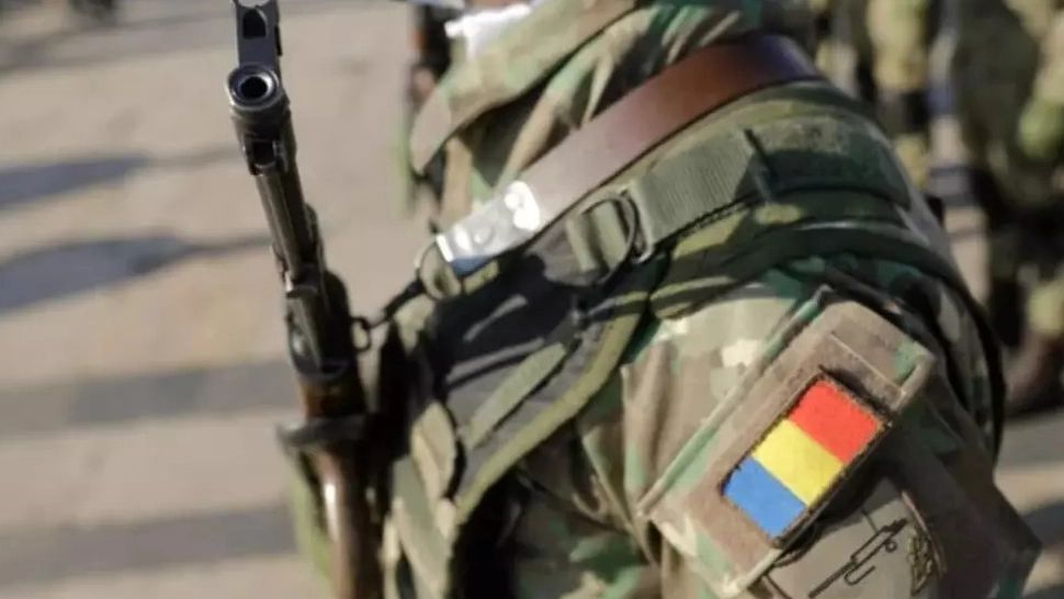 Bolojan pune tunurile și pe militari: Guvernul pregătește creșterea vârstei de pensionare la 65 de ani prin OUG