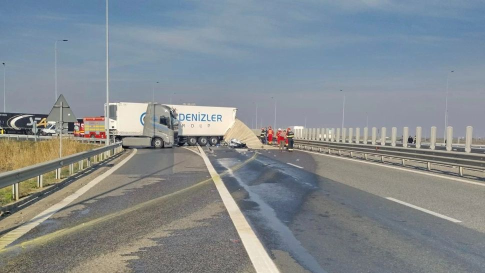 Accident rutier pe A1 la km 507. Un camionagiu român a intrat în TIR-ul unui șofer din Turcia FOTO