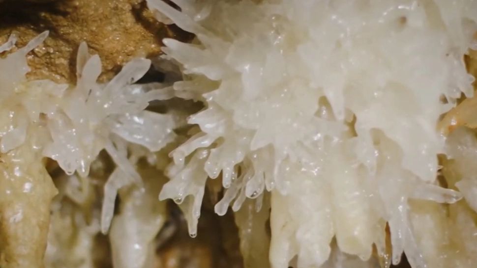 Unde se află peștera cu cristale, miracolul din România unic în lume. Turiștii au spus că durerile de cap au trecut ca prin minune 