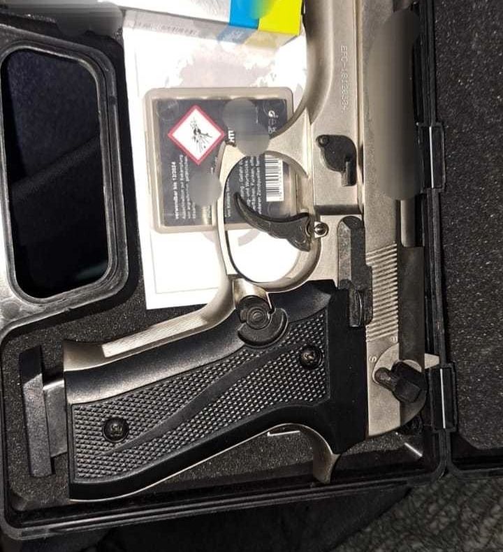 Pistol cu gaz lacrimogen, descoperit în locuința unui bărbat din Ilfov. De unde a cumpărat arma