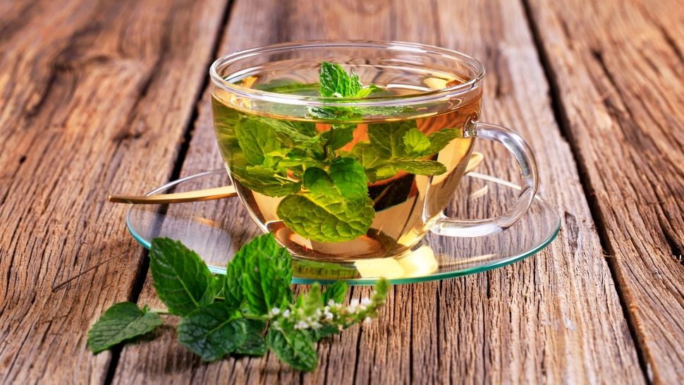 Ceaiurile care "țin" cu silueta: îți ard grăsimea de pe burtă în timp ce dormi. 8 dintre cele mai eficiente băuturi pe care le poți prepara rapid