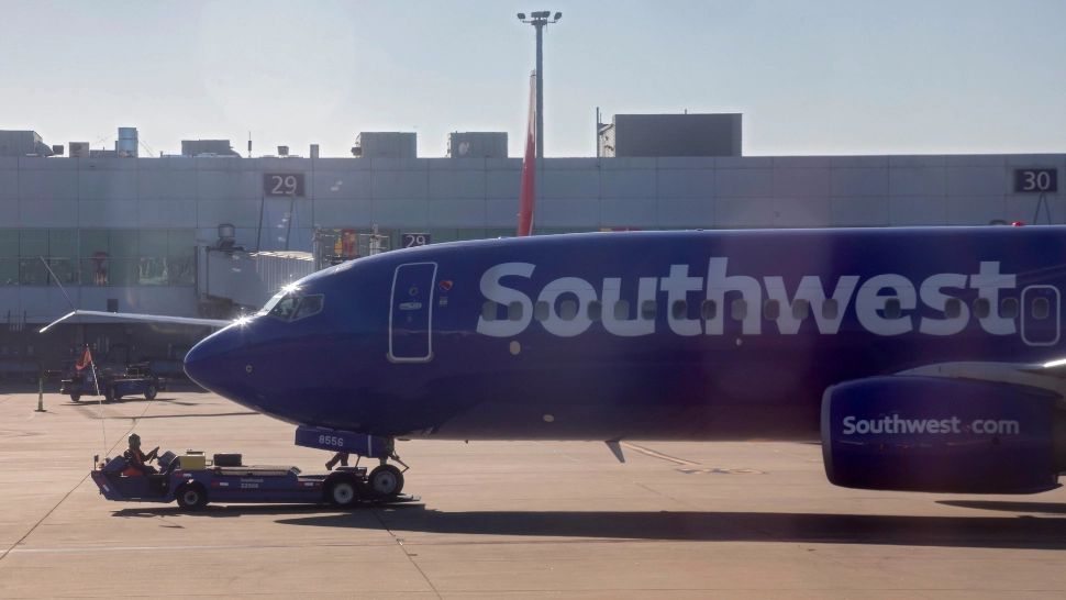 Un avion Southwest Airlines a fost lovit de un GLONȚ când se pregătea să decoleze. Incident grav pe un aeroport din Dallas