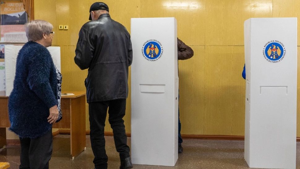 Alegeri cu tensiune: Percheziții masive în Moldova în dosare privind cazuri de corupţie electorală, înainte de turul doi 