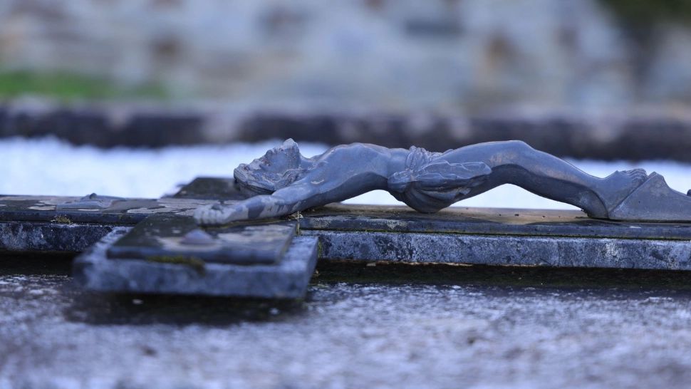 Scandal într-o școală. Elevii au luat crucile de pe pereți și le-au aruncat pe geam