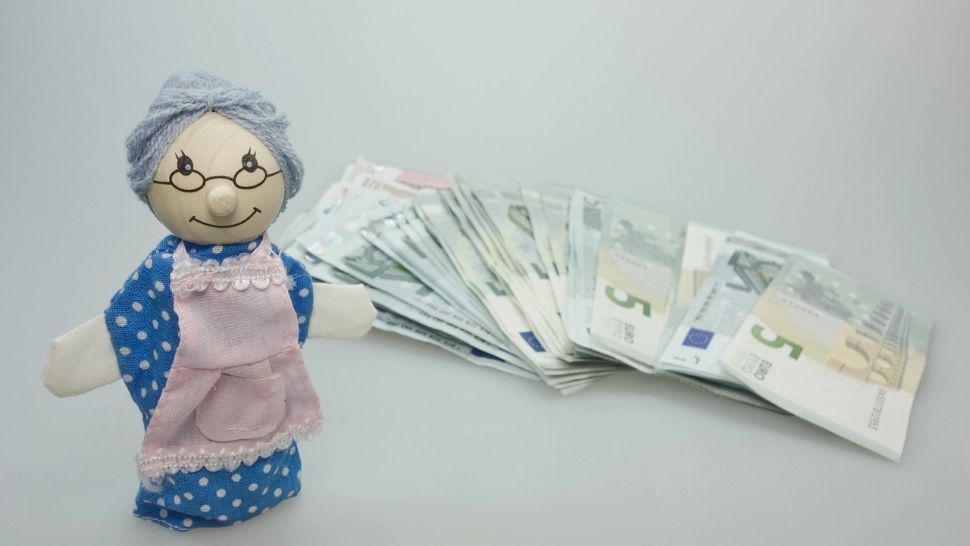 Majorarea PENSIILOR ar putea fi blocată! Avertismentul experților: statul a ajuns la fundul sacului 