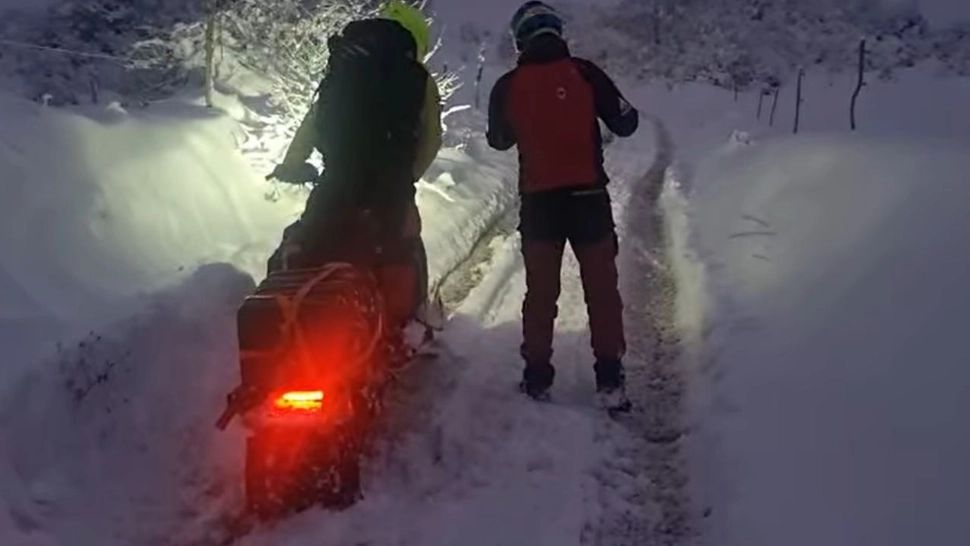 În prag de alegeri, STS Maramureș depinde de motorina pe care o aduc salvamontiștii la releele de transmisiuni VIDEO