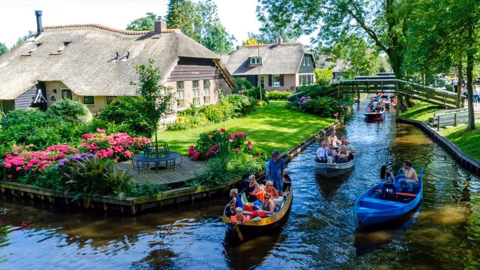 Satul fără străzi, mașini și poluare, unde se circulă doar pe apă. Locul pare desprins din basme 