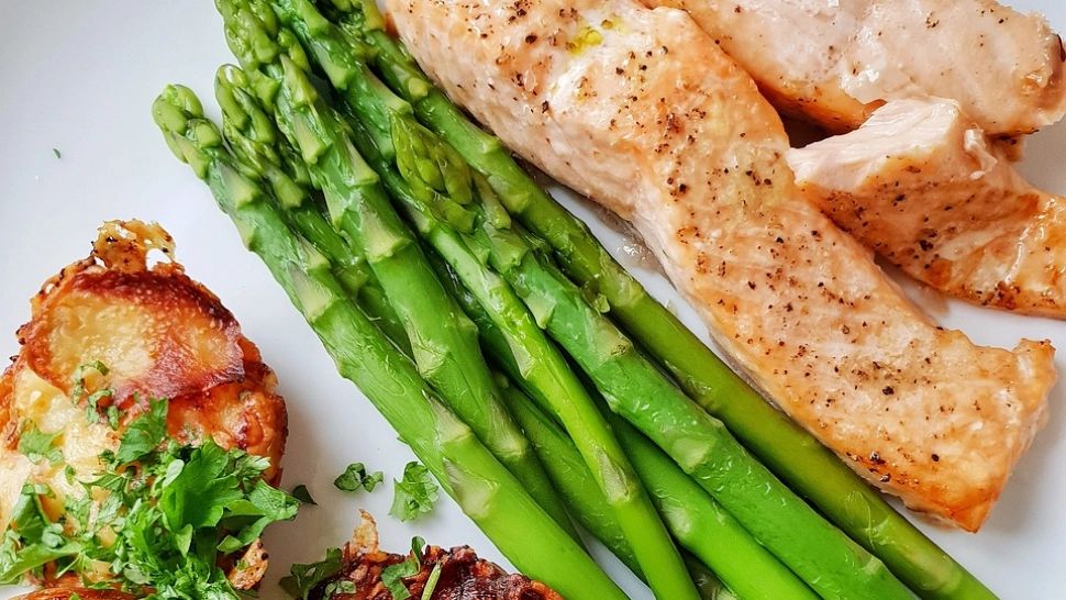 Cum se gătește corect sparanghelul și de ce trebuie să-l introduci în alimentația ta