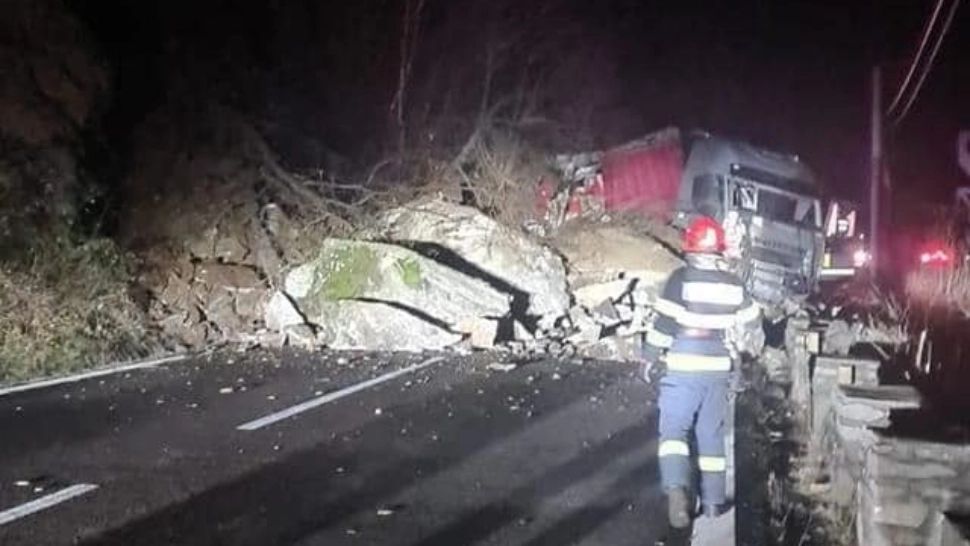 Traficul pe Valea Oltului, în zona în care au căzut stânci uriașe de pe versanți, a fost reluat. FOTO+VIDEO