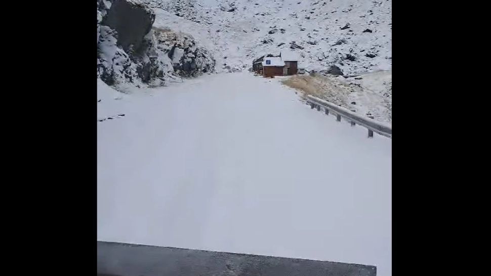 ATENȚIE șoferi! De marți, circulația pe Transfăgărășan de oprește. Lapovița și ninsoarea fac ravagii la munte VIDEO
