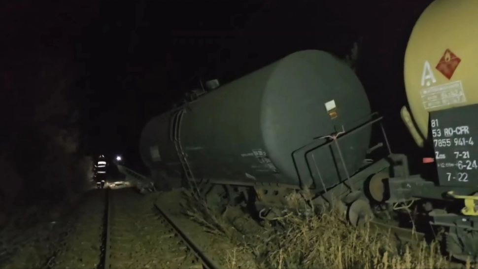 Arafat: Circulația trenurilor între Craiova și Turnu Severin ar putea fi întrerupă toată ziua de miercuri, după ce mai multe vagoane cu benzină au DERAIAT. A fost pericol de explozie și s-a emis RO Alert