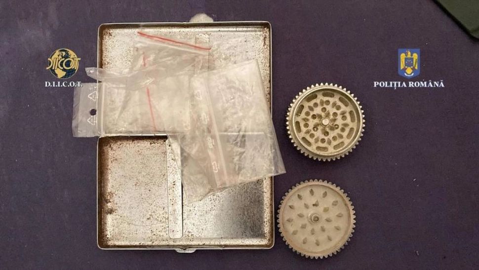 Patru persoane arestate pentru trafic de droguri şi trafic de minori! Copiii, dependenţi de droguri, erau exploatați sexual