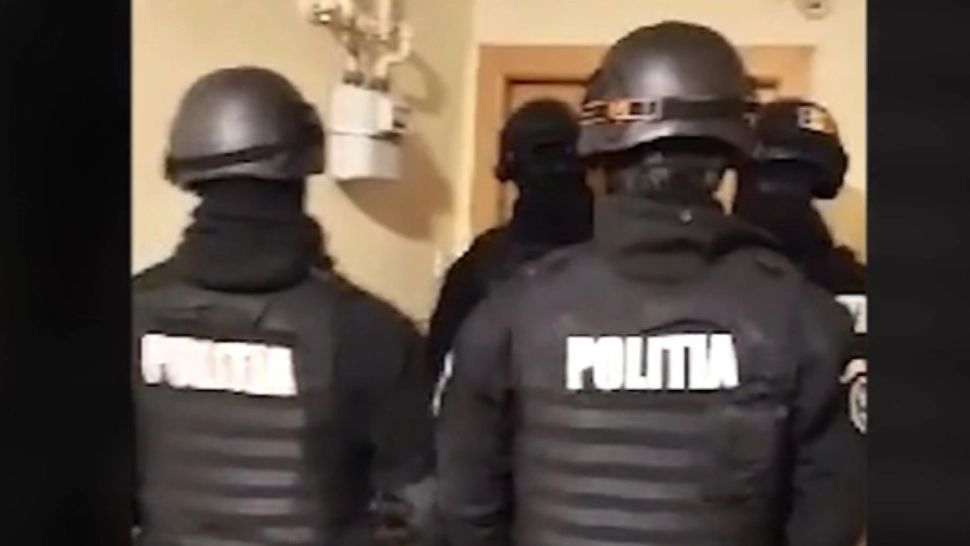Percheziții de amploare în București și Ilfov, la persoane care au promovat mesaje extremiste și au făcut amenințări pe Internet - „Vă vânăm pe toți, înțelegi” - însoțite de simboluri legionare