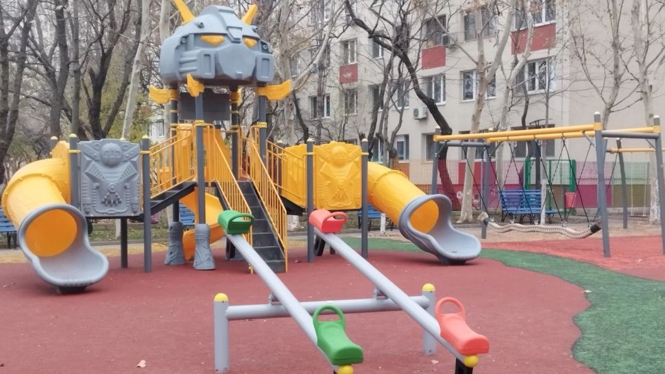 În prag de Sărbători, un nou loc de joacă s-a redeschis în Sectorul 4