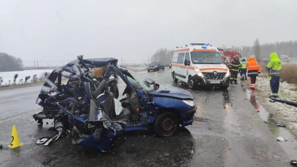 Accident teribil pe o șosea din Vrancea, a fost implicată o AMBULANȚĂ. O persoană a murit, alta este în stare foarte gravă - FOTO