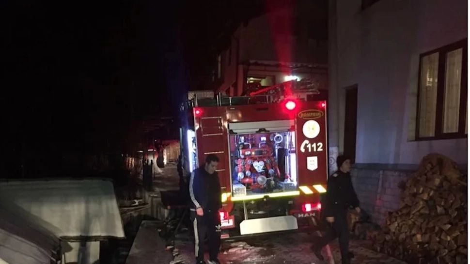 Explozie într-un bloc cu garsoniere din Topoloveni. Au intervenit de urgență echipaje SMURD şi pentru accidente chimice, 50 de locatari evacuați