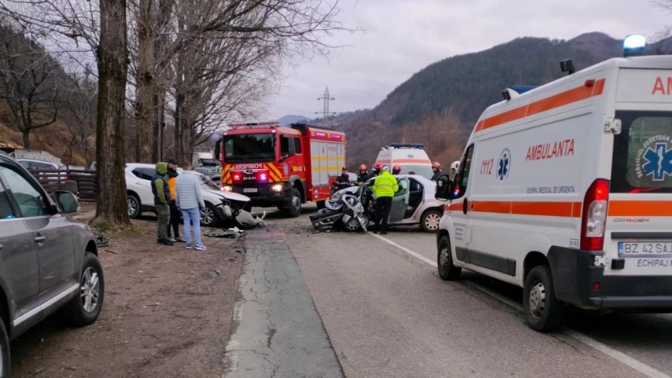 Accident grav pe DN13. O persoană a murit, o alta este rănită, alte patru au refuzat să meargă la spital