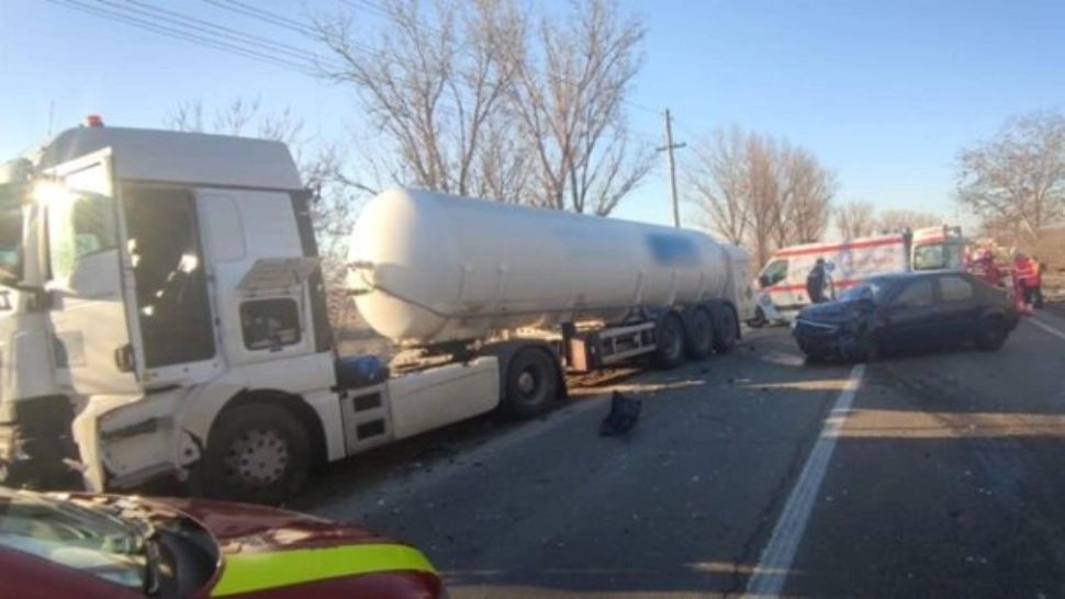 Cisternă încărcată cu oxigen lichid, implicată într-un accident cu două mașini în județul Olt. Trafic blocat