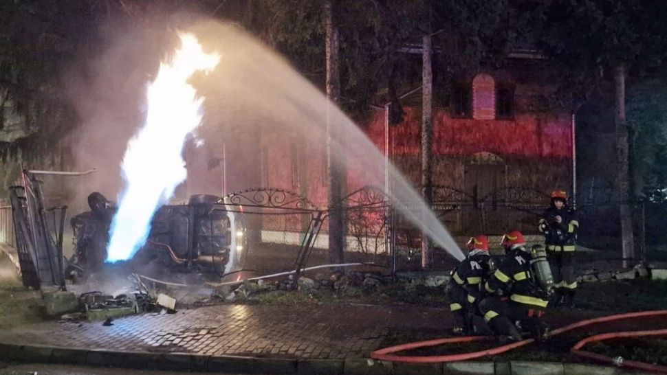 Accident spectaculos în apropierea Spitalului Municipal din Făgăraș: o maşină s-a răsturnat, a lovit un tablou electric şi o ţeavă de gaz
