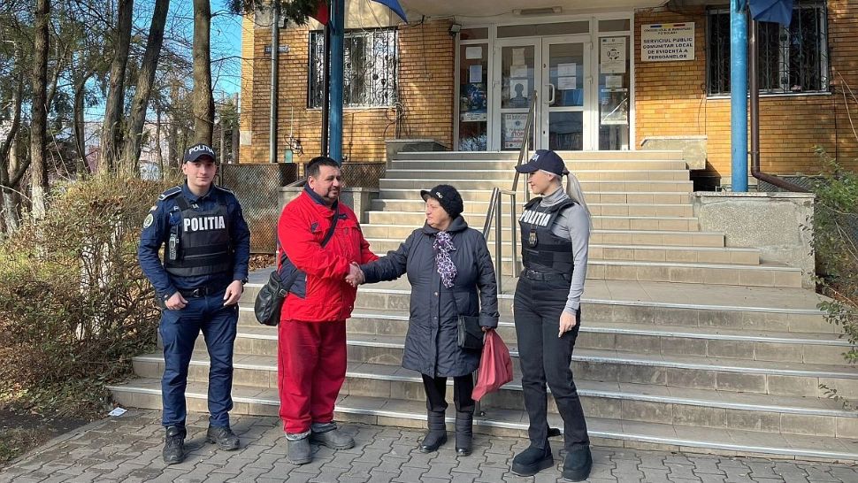 Omenie înainte de Crăciun. O pensionară a găsit 10.000 de lei pe stradă și i-a dus la poliție