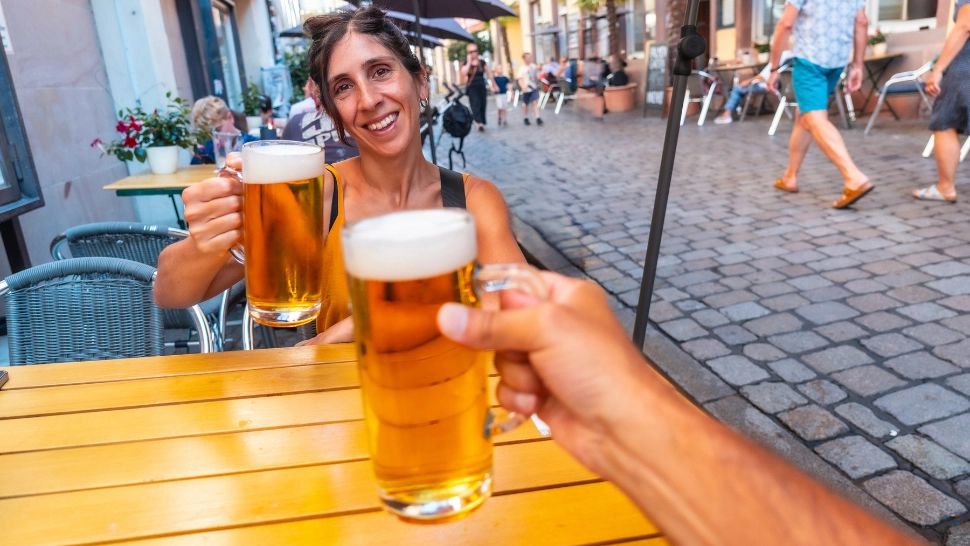 Românii consumă mai multă bere, dar mai puțin vin. Per total, consumul de alcool este în creștere