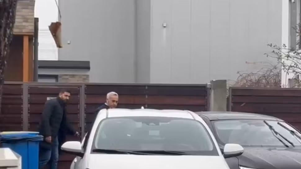 Călin Georgescu, în imaginile momentului. Candidatul suveranist s-a urcat într-o mașină și a părăsit domiciliul - VIDEO