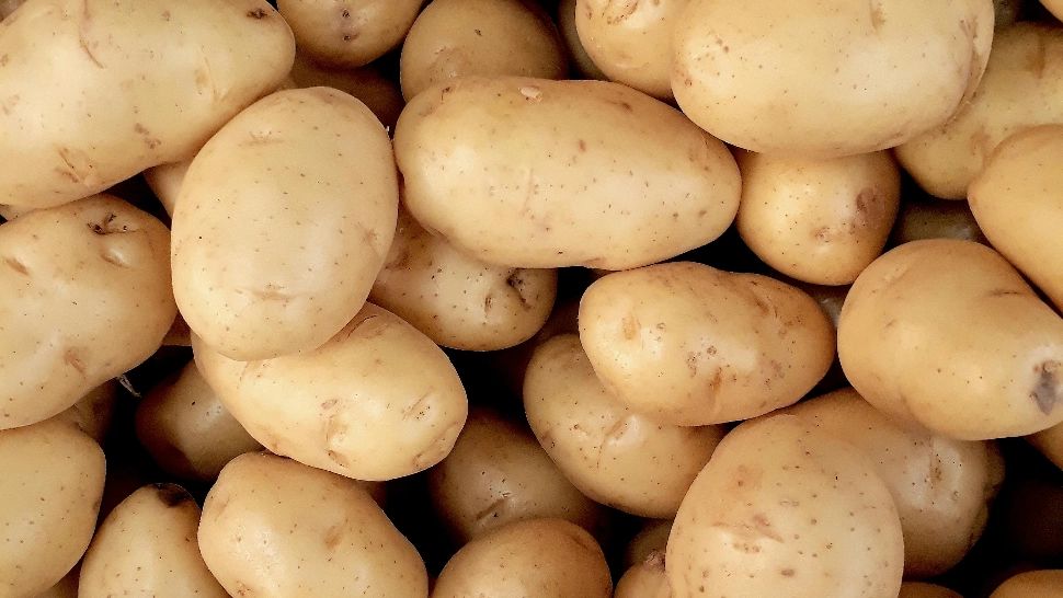 Fructele pe care trebuie să le pui lângă cartofi ca să nu mai încolțească. Așa îi poți ține în cămară luni la rând