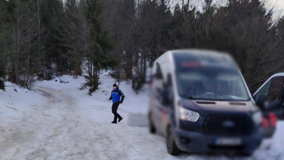 Un român sadea: S-a dus să arunce frigiderul vechi în...pădure! A fost prins de jandarmi