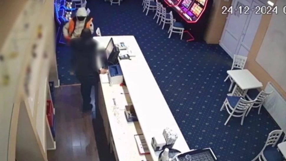 VIDEO - Jaf ca-n filme într-o sală de păcănele din Cluj, sub amenințarea unui pistol de jucărie. Cum l-au prins oamenii legii pe pistolarul de ocazie