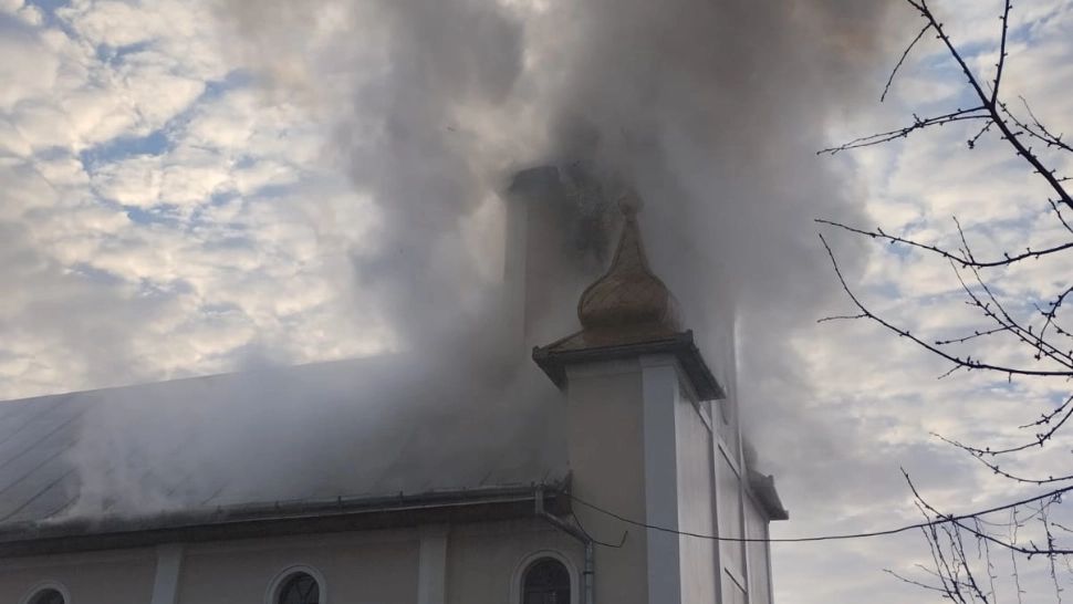 Biserică în flăcări, în Maramureș. A luat foc acoperișul. Pompierii intervin contra cronometru VIDEO