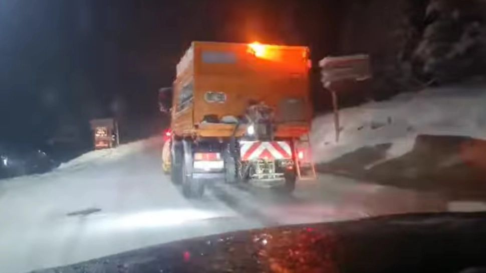 Nisoare abundentă pe drumurile din România. Drumarii au scos utilajele de deszăpezire 