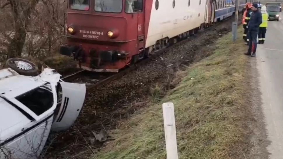 Tragedie evitată în ultimul moment. Un autovehicul a ajuns pe calea ferată. Șoferul a scăpat doar cu răni minore