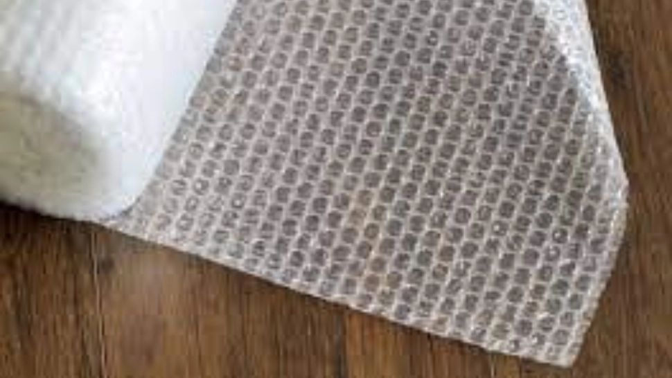 Trucul genial pentru sezonul rece. De ce se pune folie cu bule pe geamuri și în spatele caloriferului?