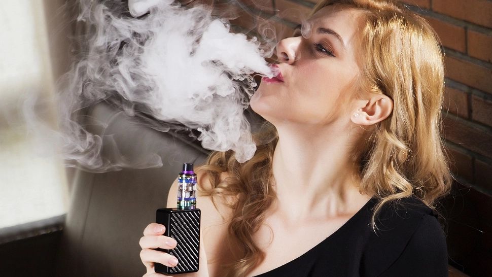 Trucul care te scapă de mirosul de fum impregnat în haine