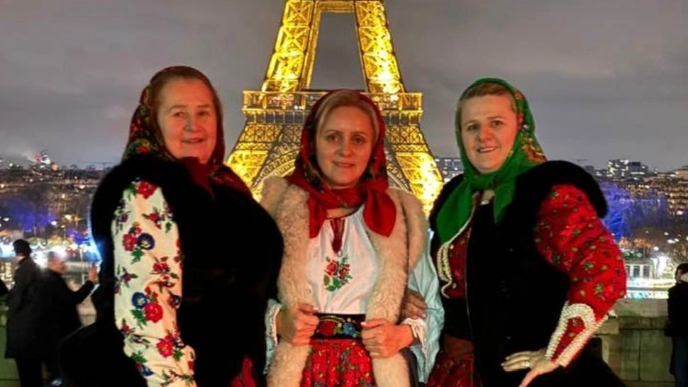Corul Asociației "Vocea diasporei române", mesaj emoționant pentru români, direct din inima Parisului - VIDEO