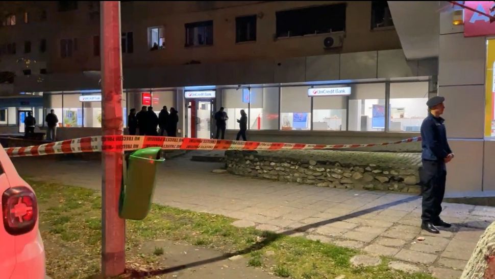 Atac la o BANCĂ din Călărași. Mai mulți atacatori mascați și înarmați au fugit cu o importantă sumă de bani - VIDEO