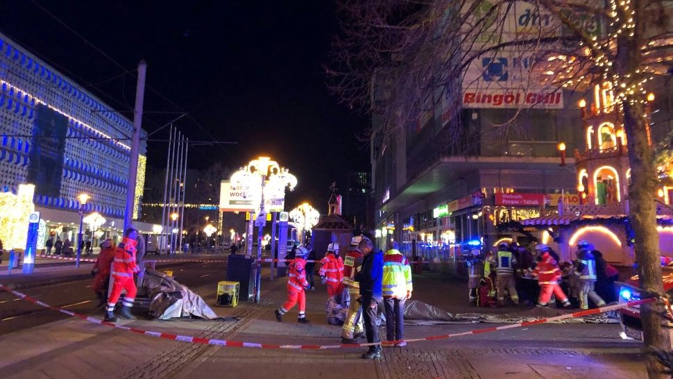 Momente de groază în Germania. O mașină a intrat în plin în mulțimea prezentă la un târg de Crăciun. Peste 60 de persoane au fost rănite. Cel puţin o persoană a murit  VIDEO