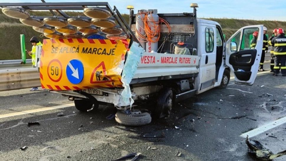 Accident tragic pe A2. O femeie a decedat pe loc după ce s-a izbit cu mașina de un utilaj de marcaje rutiere