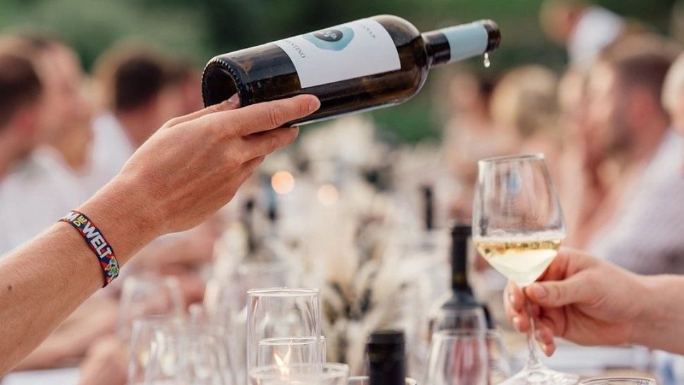 Ce este total interzis să faci atunci când ești la masă. Multă lume face această greșeală. Ce spune Codul Bunelor Maniere