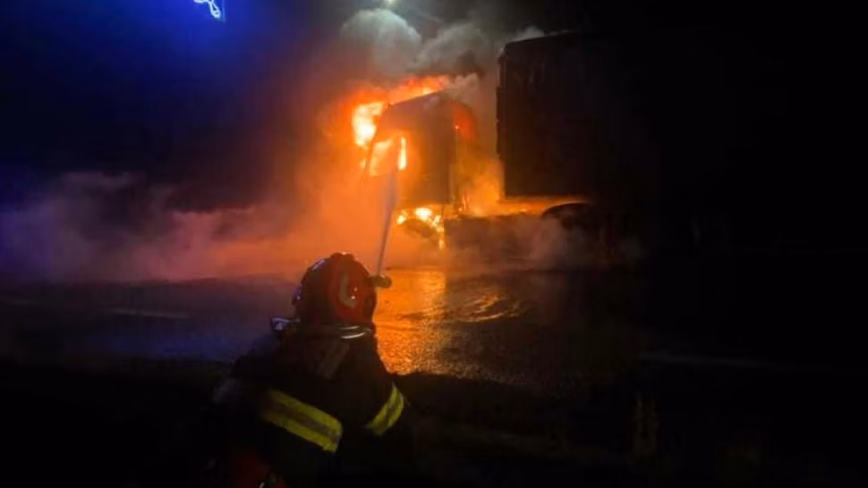 Incendiu MASIV pe șosea. Un TIR a fost cuprins de flăcări