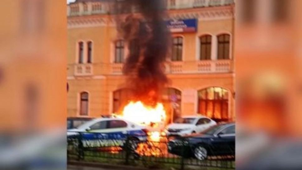 Momente de panică la Oradea. Un taxi a fost cuprins de flăcări și s-a făcut scrum chiar în fața gării - VIDEO