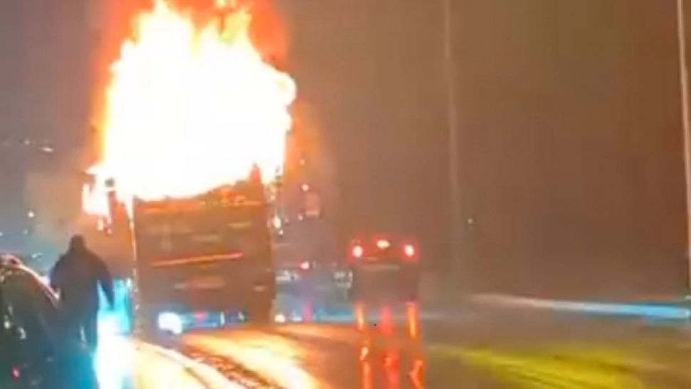 Incendiu MASIV pe o șosea din România: Un TIR a fost cuprins de flăcări