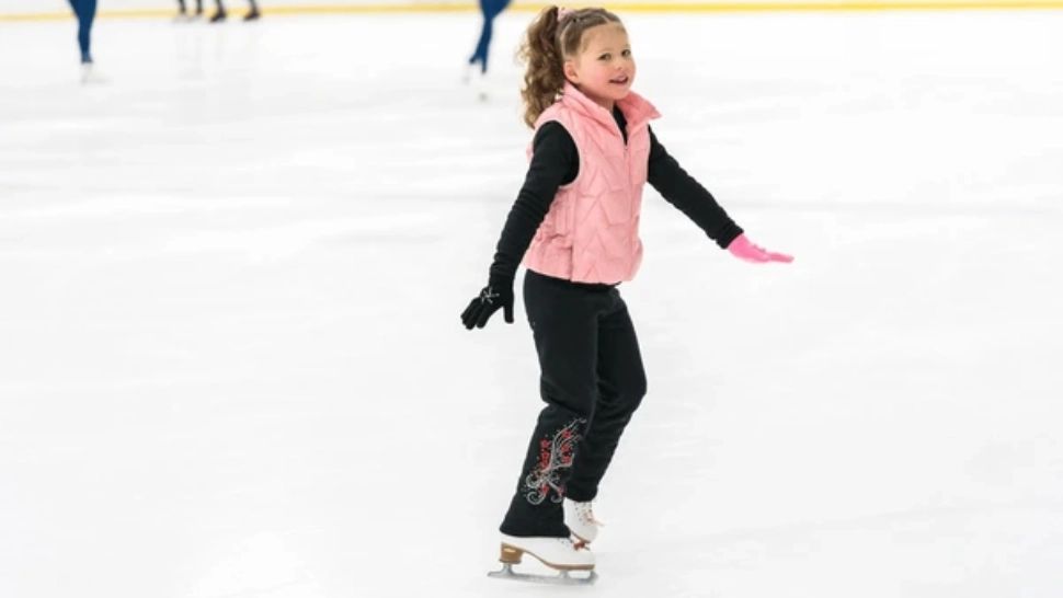 O fetiță s-a curentat în timp ce se afla pe un patinoar din Ploiești. Echipajele medicale au intervenit de urgență 