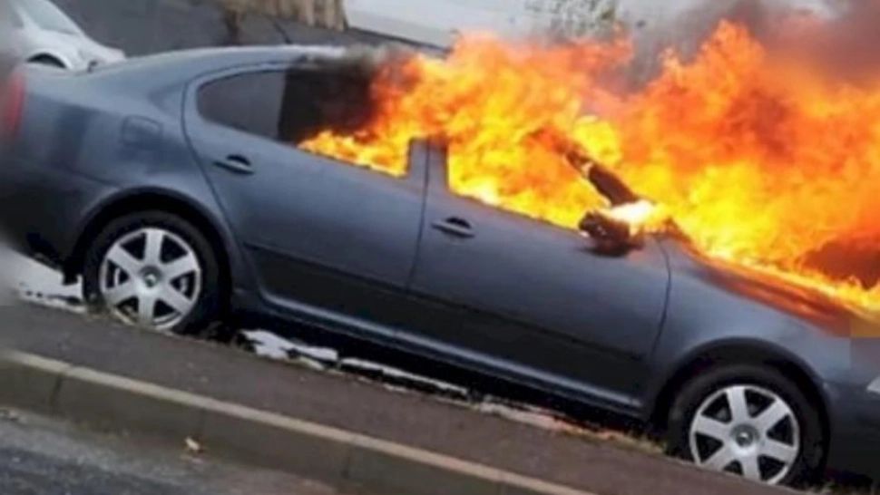 Mașină în flăcări pe Splaiul Unirii din București. O persoană a fost GRAV rănită - FOTO