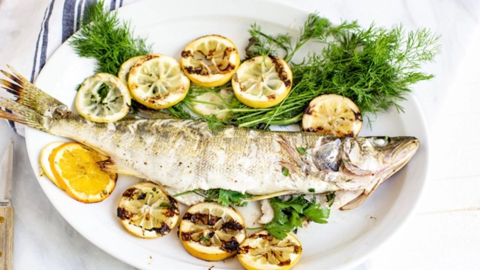 Pește la cuptor în stil toscan. Secretul bine ascuns al italienilor care face diferența când vine vorba de acest preparat