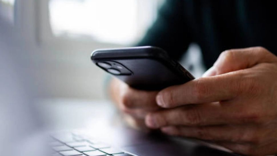 Ai grijă ce atingi! Telecomanda, clanța și telefonul – surse de microbi în propria casă. Cum le cureți corect ca să previi îmbolnăvirile