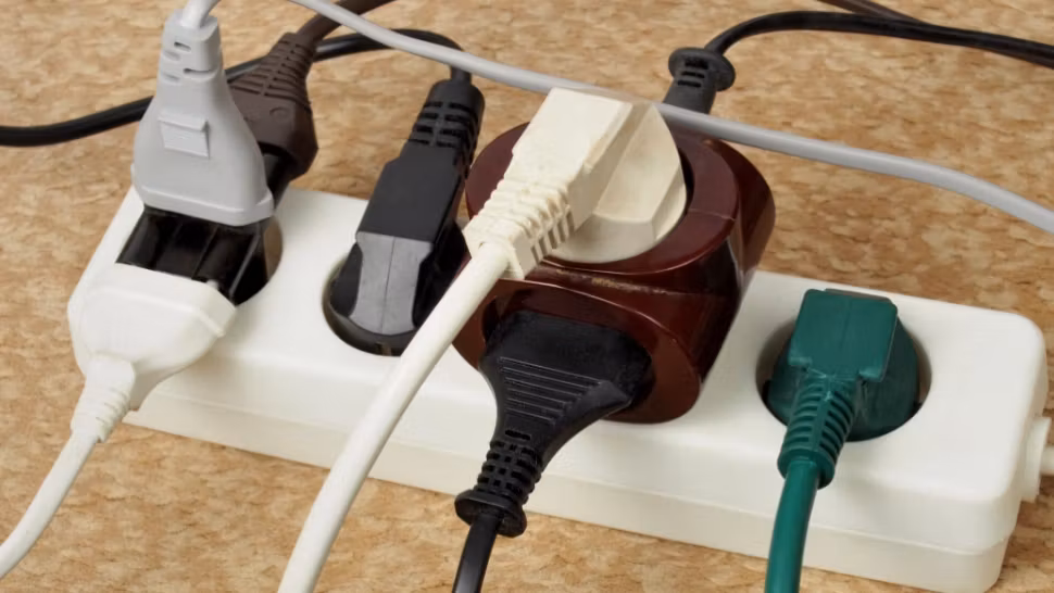 Aceste electrocasnice nu trebuie niciodată conectate împreună la prelungitor. Riscăm să provocăm un incendiu