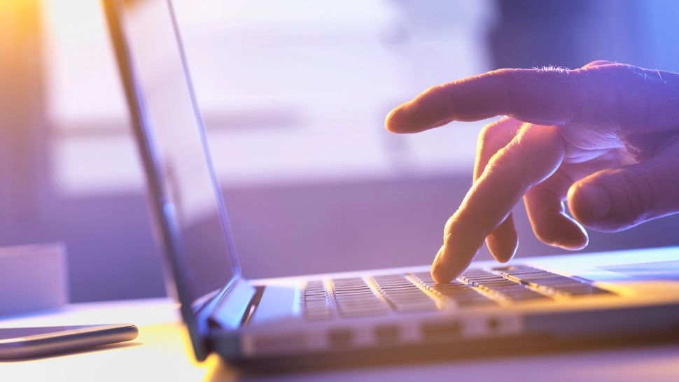 Tânără de 18 ani, sancţionată pentru injurii electorale pe reţelele de socializare, la Sibiu